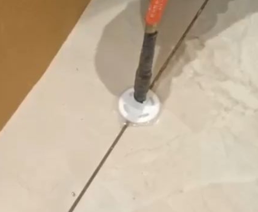 东丰瓷砖空鼓维修公司专业解答瓷砖在铺贴过程中，如果没有涂抹均匀到位的粘结材料（如水泥砂浆或瓷砖胶），可能会导致以下问题