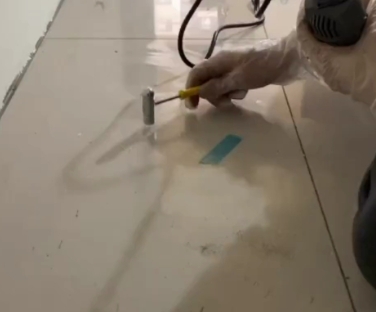 东丰瓷砖开裂维修公司专业分享瓷砖在铺贴前如果没有沥干水分，将会导致以下问题